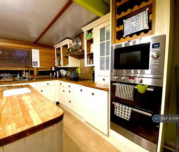 1 bedroom in a house share to rent - Photo 5