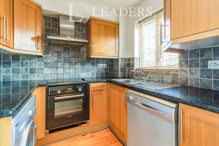 2 bedroom flat to rent Sigrist Square, Kingston upon Thames, KT2 - Photo 3