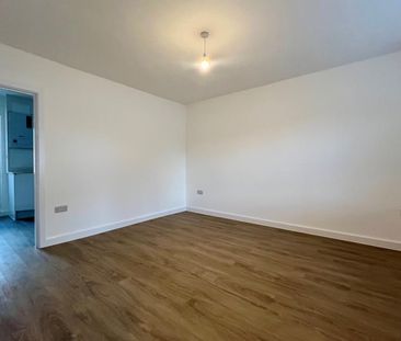 3 bedroom end of terrace house to rent - Photo 2