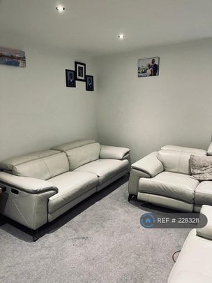 4 bedroom detached house to rent - Photo 1