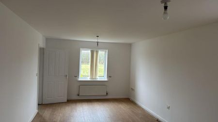 4 bedroom detached house to rent - Photo 3