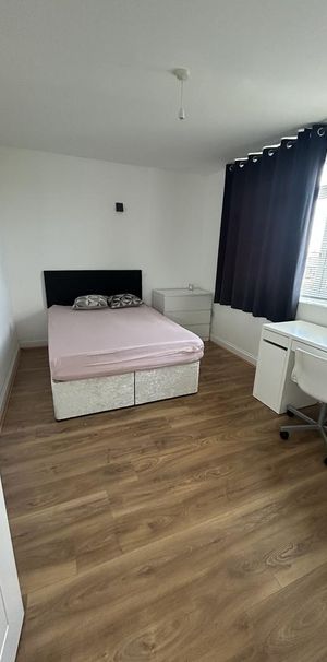 1 bedroom in a house share to rent - Photo 1