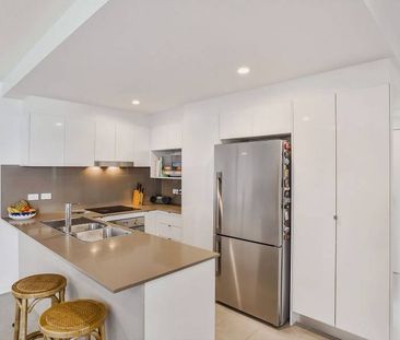 Top Floor - Large Two Bedroom - Great Location - Photo 6