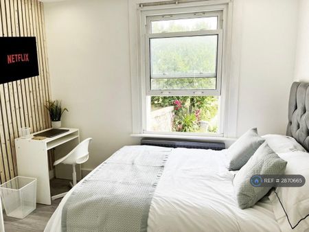 1 bedroom in a house share to rent - Photo 3