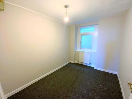3 bedroom flat to rent - Photo 3