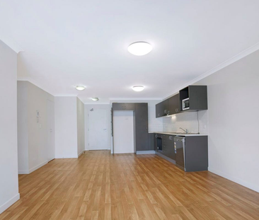 2 bed/2 bath Apartment in Great Location - Photo 3