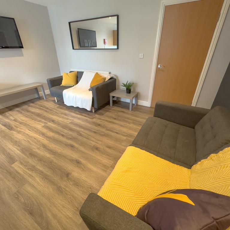 4 bedroom flat to rent - Photo 1