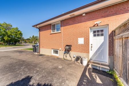 For Lease - 61 Avondale Boulevard, Brampton, Ontario - Photo 5