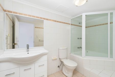 Well Maintained Ground Floor 2 Bedroom Unit - Photo 4