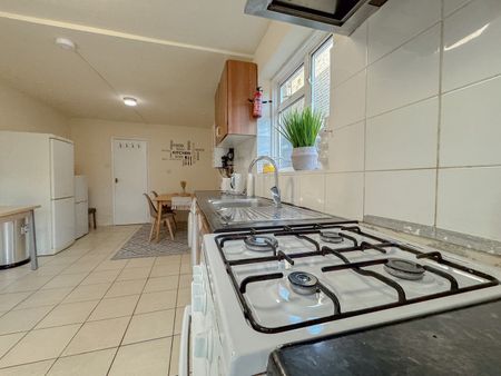 Room in a Shared House, Holland Road, E15 - Photo 2