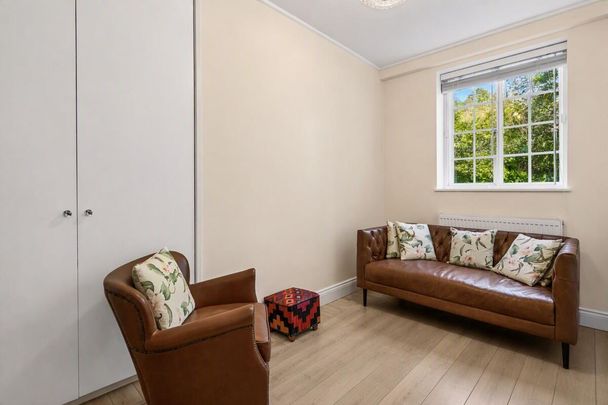 A substantial and beautifully presented three-bedroom ground floor apartment, ideally positioned opposite Wimbledon Common on the prestigious Wimbledon Park Side. - Photo 1