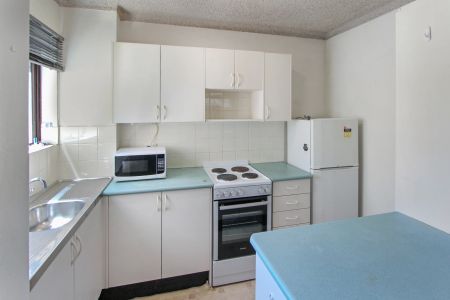 SUNNY TWO BEDROOM HOME IN CONVENIENT LOCATION - Photo 5