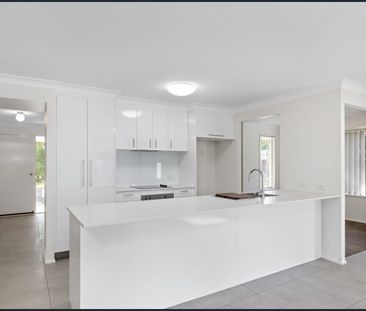 Spacious Family Home in Peaceful Birkdale Pocket - Photo 3