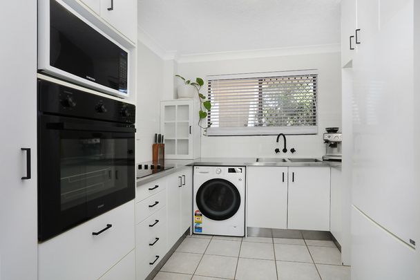 RENOVATED GROUND FLOOR UNIT IN MERMAID WATERS - Photo 1