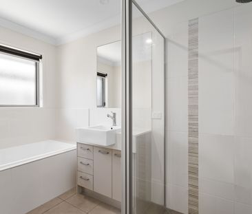 4 BEDROOM ENTERTAINERS HOME IN AN AMAZING LOCATION! - Photo 6