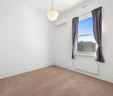 Beautiful balance of classical and contemporary - Photo 3