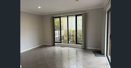 Spacious Three-Bedroom Townhouse in Mitcham - Photo 4