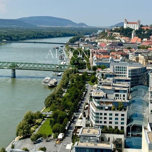 EUROVEA TOWER - na prenájom exkluzívny nový moderný, klimatizovaný, zariadený 2 izbový byt - Fotografia 1