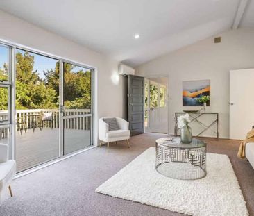 Renovated 3-Bedroom Home with Brand New Carpet in Bayview - Photo 2