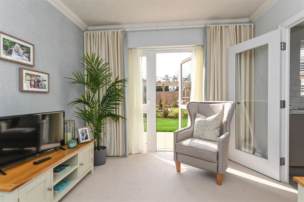 McIndoe Lodge, East Grinstead - Photo 1