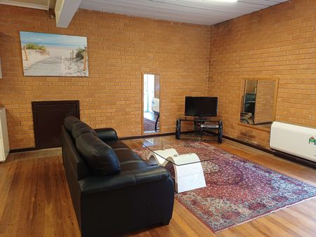 Melba - Photo 3