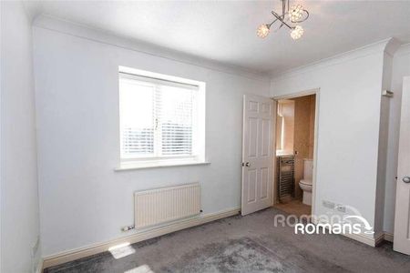 Ruth Close, Farnborough, GU14 - Photo 2