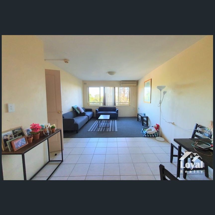 Three Bedroom Unit with Great Location - Photo 1