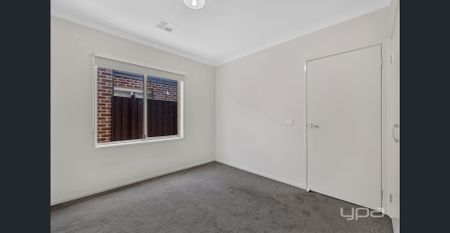 Park-Facing Family Home in Prestigious Alamanda School Zone !! - Photo 2