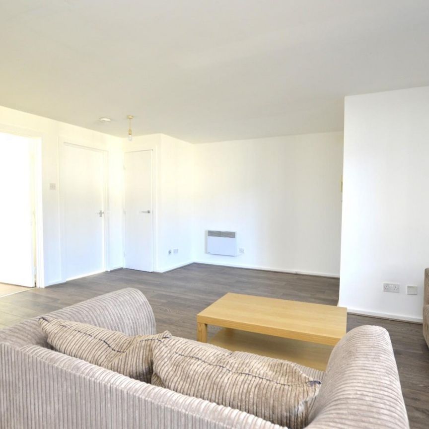 2 bedroom Flat To Let - Photo 1