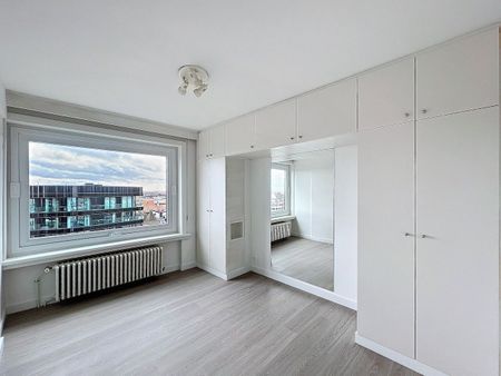 Prachtig gelegen, zeer goed georiënteerd hoekappartement met zicht op zee over het Heldenplein. - Foto 3