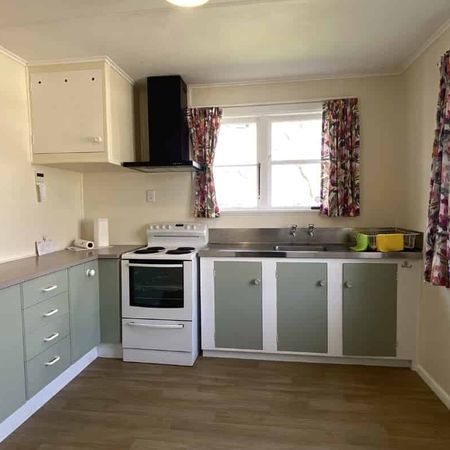 3 Bedroom in Hewer Crescent - Photo 3