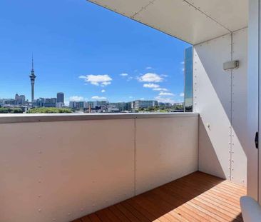 Top Floor with city views - Photo 3