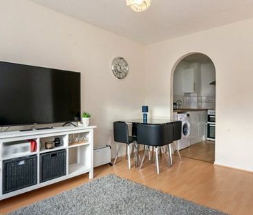 2 Bed Flat, Muggeridge Close, CR2 - Photo 1