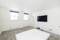 4 bedroom mews to rent - Photo 3