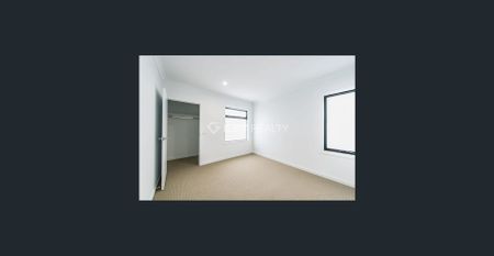 3 bedroom townhouse positioned in perfect location! - Photo 2