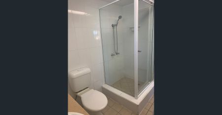 Spacious Coorparoo Unit with Air Conditioning - Photo 4