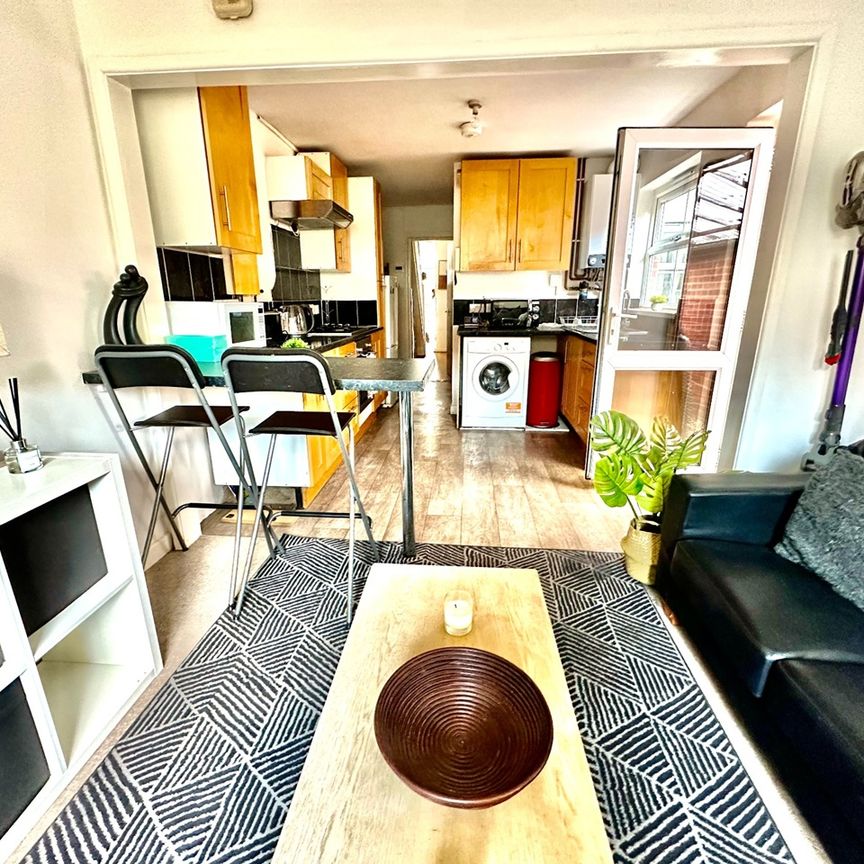 Room in a Shared House, Bellevue Road, SO15 - Photo 1