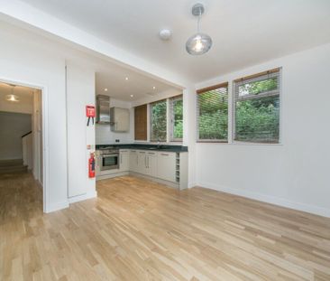 4 Bedroom Detached House To Let - Photo 2