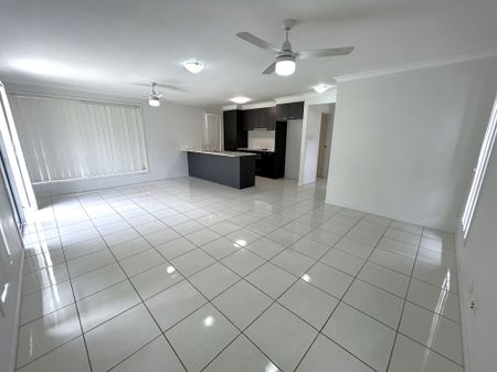 Modern 3 Bedroom Home! - Photo 4