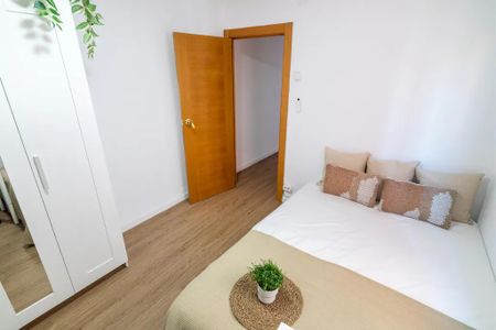 Carrer de Ramon de Rocafull, Valencia, Valencian Community 46011 - Photo 3