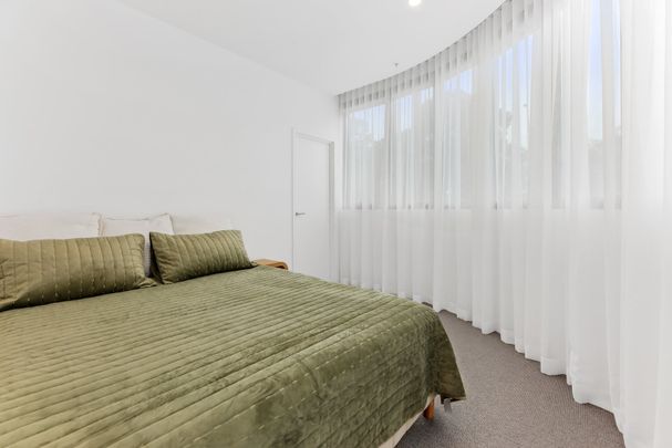 Premium Two-Bedroom Luxury Apartment close to all Amenities - Photo 1