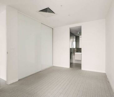 Modern Apartment with City Views in Prime Location - Photo 5