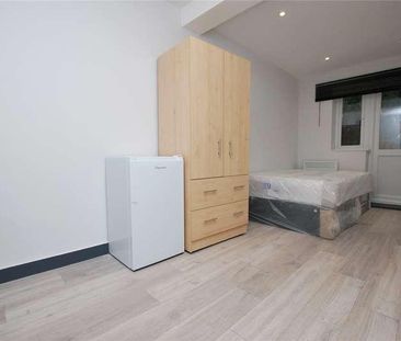 Raymond Crescent, Guildford, Surrey, GU2 - Photo 1