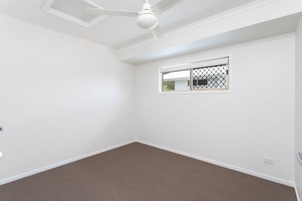 BEAUTIFUL REFRESHED TOWN-HOUSE OVERLOOKING QUIET CONSERVANCY IN MANLY CREST ESTATE - Photo 1