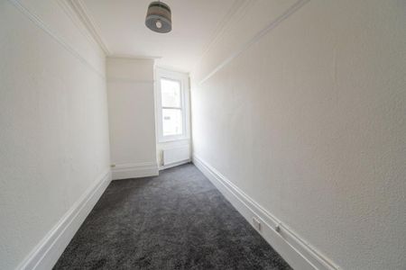 3 bedroom flat to rent - Photo 4