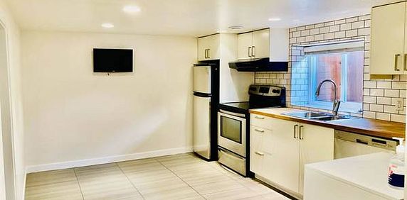 East Van, Fully RENOVATED, Spacious, Unfurnished 2 BED Garden Suite - Photo 2