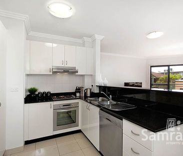 STUNNING TOP FLOOR NORTH FACING LUXURY APARTMENT - Photo 4