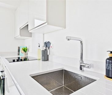 This contemporary apartment is located within Wallbrook Gardens, a ... - Photo 4