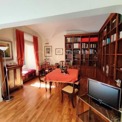 Prati-Cavour: Spacious, renovated 2 bedroom, 2 bath. Bright, silent, near all shops, services, metro and walking distance to historical center. Pleasantly furnished apartment in well-kept building with doorman. rif#2384 - Photo 1