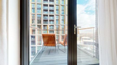 3 Bed Flat, Charles Clowes Walk, SW11 - Photo 3